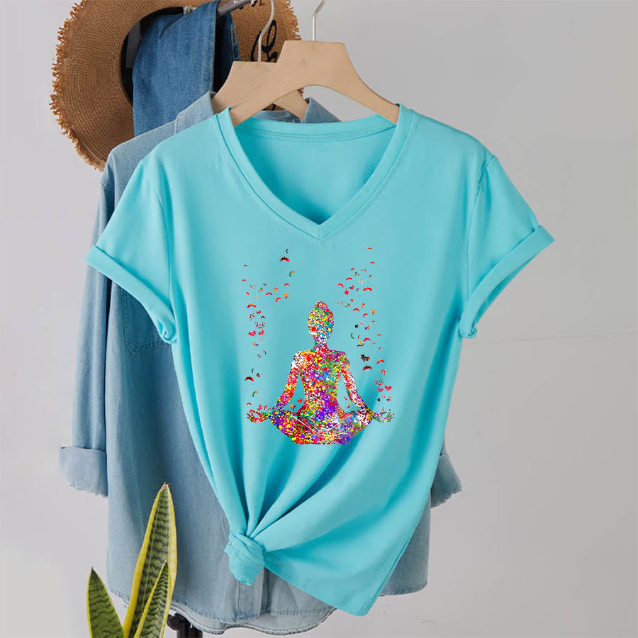 T-shirt da yoga con scollo a V e silhouette in meditazione ad acquerello Olivenorma - Lago Blu - 2XL - image 9