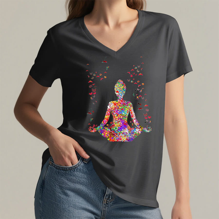 T-shirt da yoga con scollo a V e silhouette in meditazione ad acquerello Olivenorma - image 16