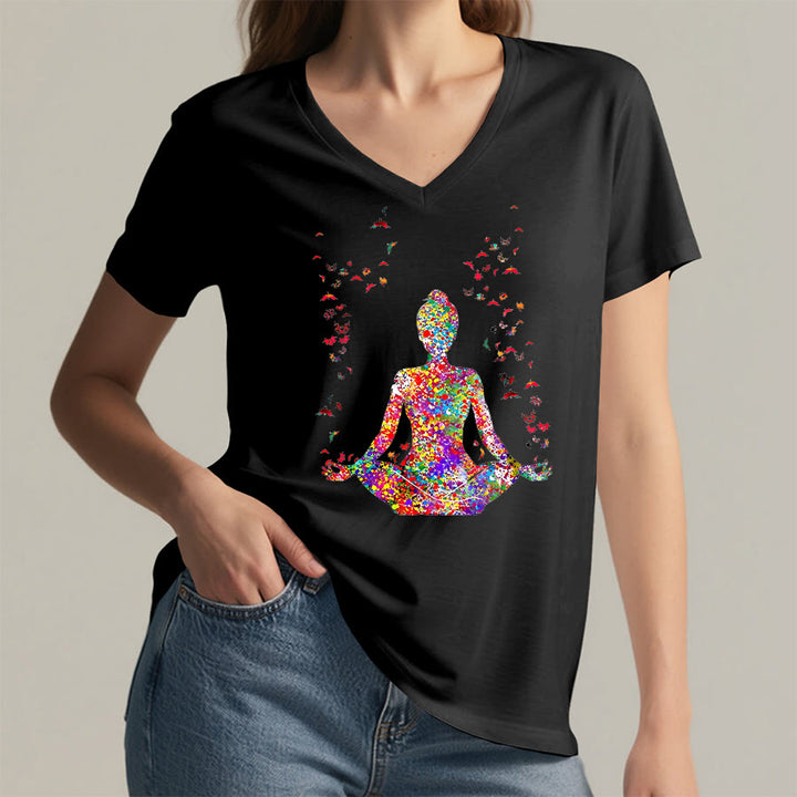T-shirt da yoga con scollo a V e silhouette in meditazione ad acquerello Olivenorma - image 13