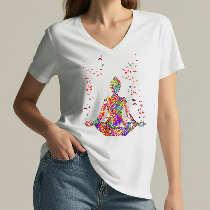 T-shirt da yoga con scollo a V e silhouette in meditazione ad acquerello Olivenorma - image 1
