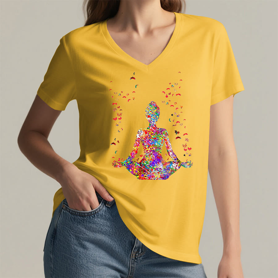 T-shirt da yoga con scollo a V e silhouette in meditazione ad acquerello Olivenorma - image 31