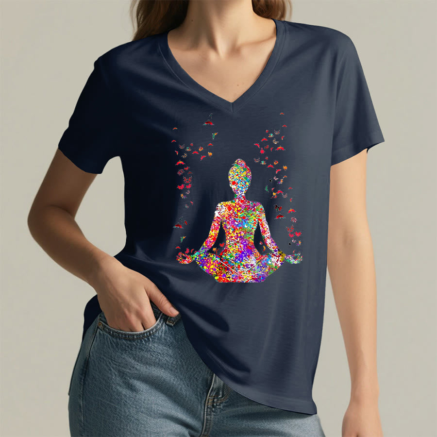 T-shirt da yoga con scollo a V e silhouette in meditazione ad acquerello Olivenorma - image 19