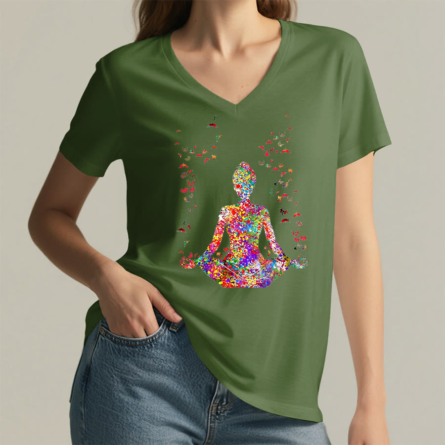 T-shirt da yoga con scollo a V e silhouette in meditazione ad acquerello Olivenorma - image 25