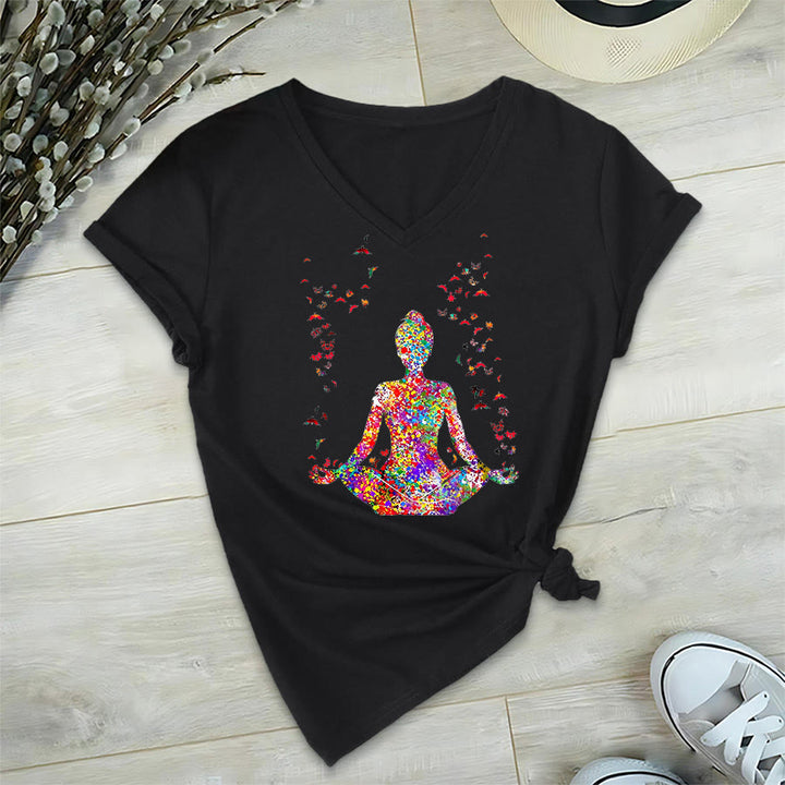 T-shirt da yoga con scollo a V e silhouette in meditazione ad acquerello Olivenorma - image 14