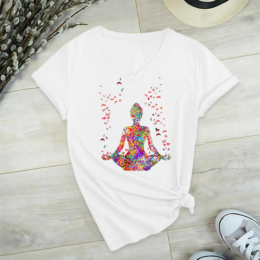T-shirt da yoga con scollo a V e silhouette in meditazione ad acquerello Olivenorma - image 2
