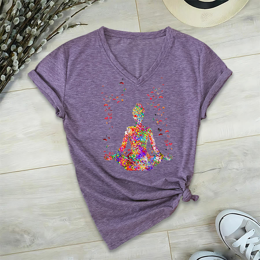 T-shirt da yoga con scollo a V e silhouette in meditazione ad acquerello Olivenorma - image 38