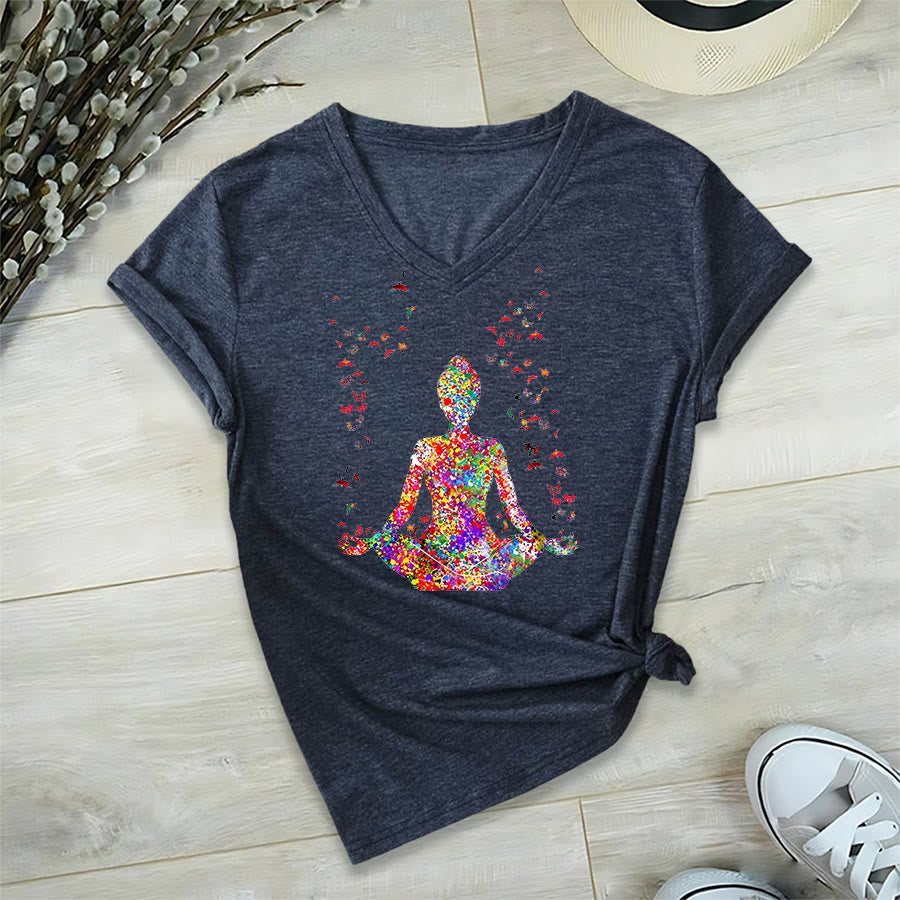T-shirt da yoga con scollo a V e silhouette in meditazione ad acquerello Olivenorma - image 20