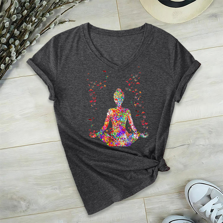 T-shirt da yoga con scollo a V e silhouette in meditazione ad acquerello Olivenorma - image 17