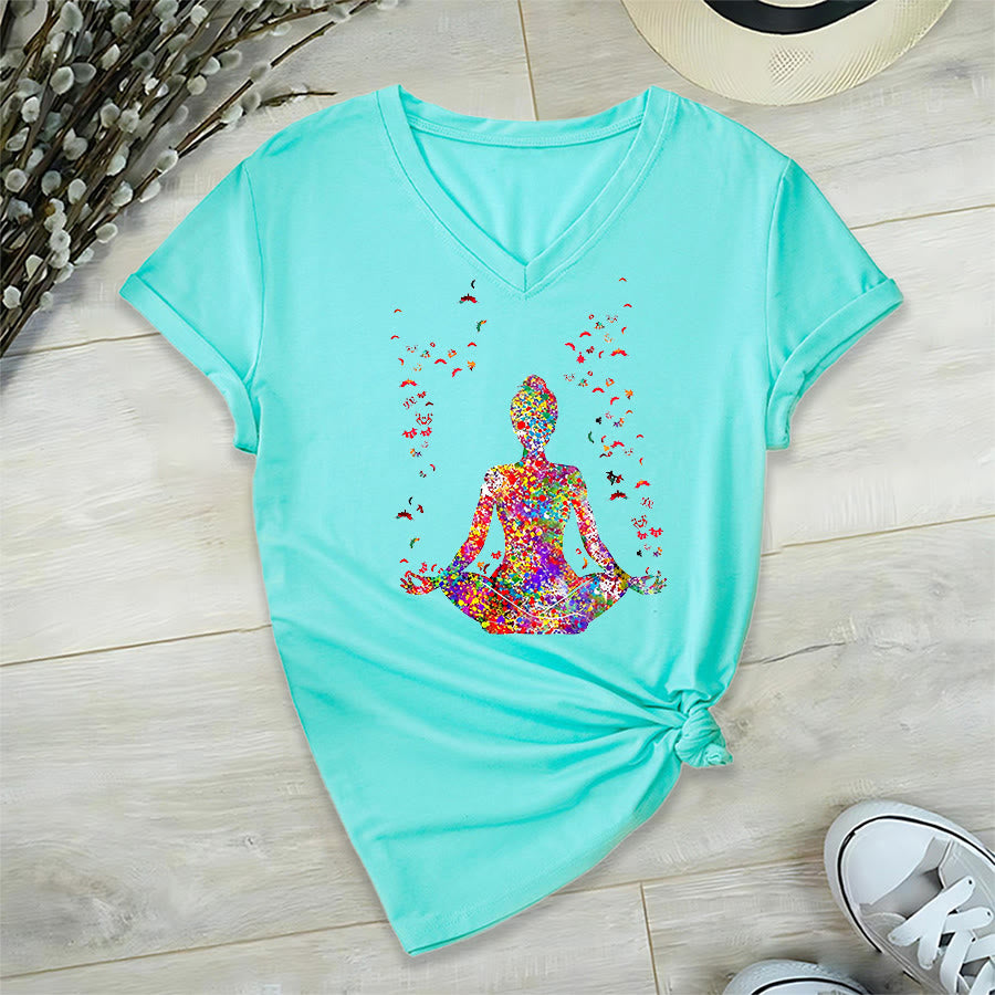 T-shirt da yoga con scollo a V e silhouette in meditazione ad acquerello Olivenorma - image 11
