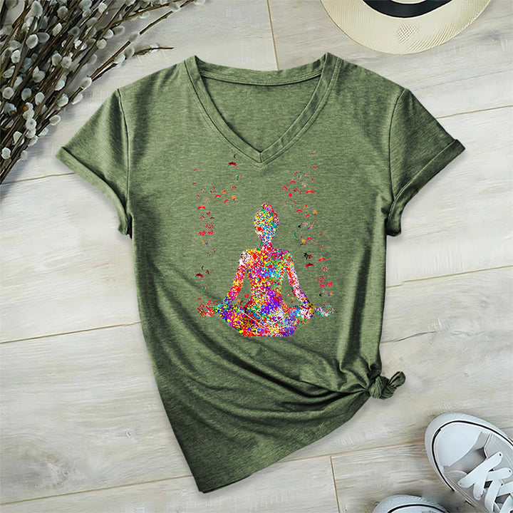 T-shirt da yoga con scollo a V e silhouette in meditazione ad acquerello Olivenorma - image 26