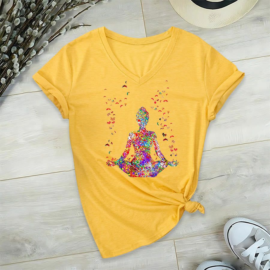 T-shirt da yoga con scollo a V e silhouette in meditazione ad acquerello Olivenorma - image 32