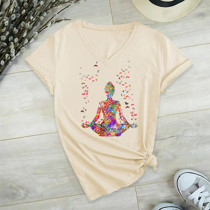 T-shirt da yoga con scollo a V e silhouette in meditazione ad acquerello Olivenorma - image 5