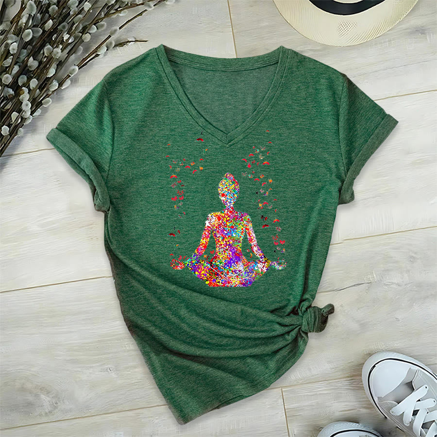 T-shirt da yoga con scollo a V e silhouette in meditazione ad acquerello Olivenorma - image 23
