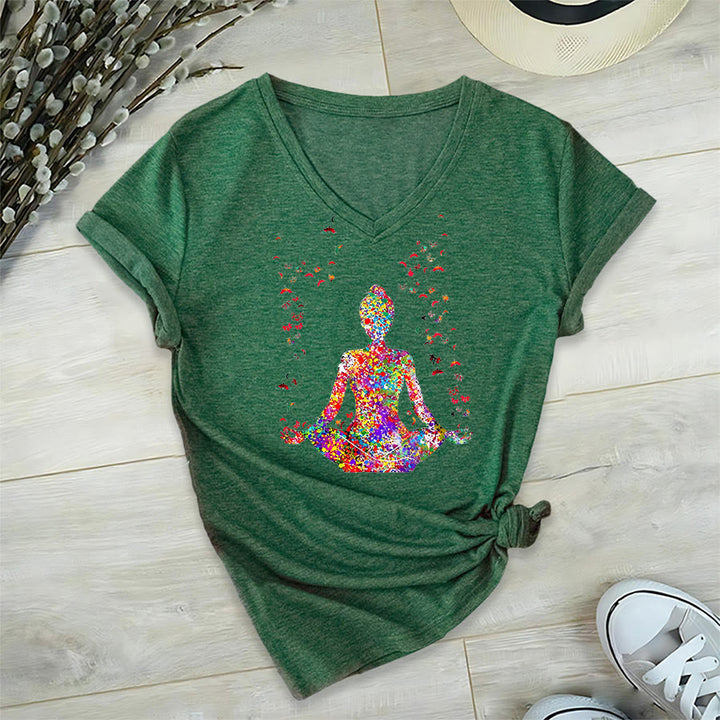 T-shirt da yoga con scollo a V e silhouette in meditazione ad acquerello Olivenorma - image 23