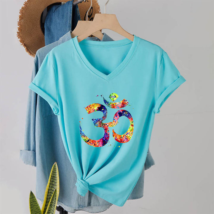 T-shirt Olivenorma con scollo a V e simbolo Om a schizzi di colore, realizzata con tecnica acquerello. - Lago Blu - 2XL - image 9