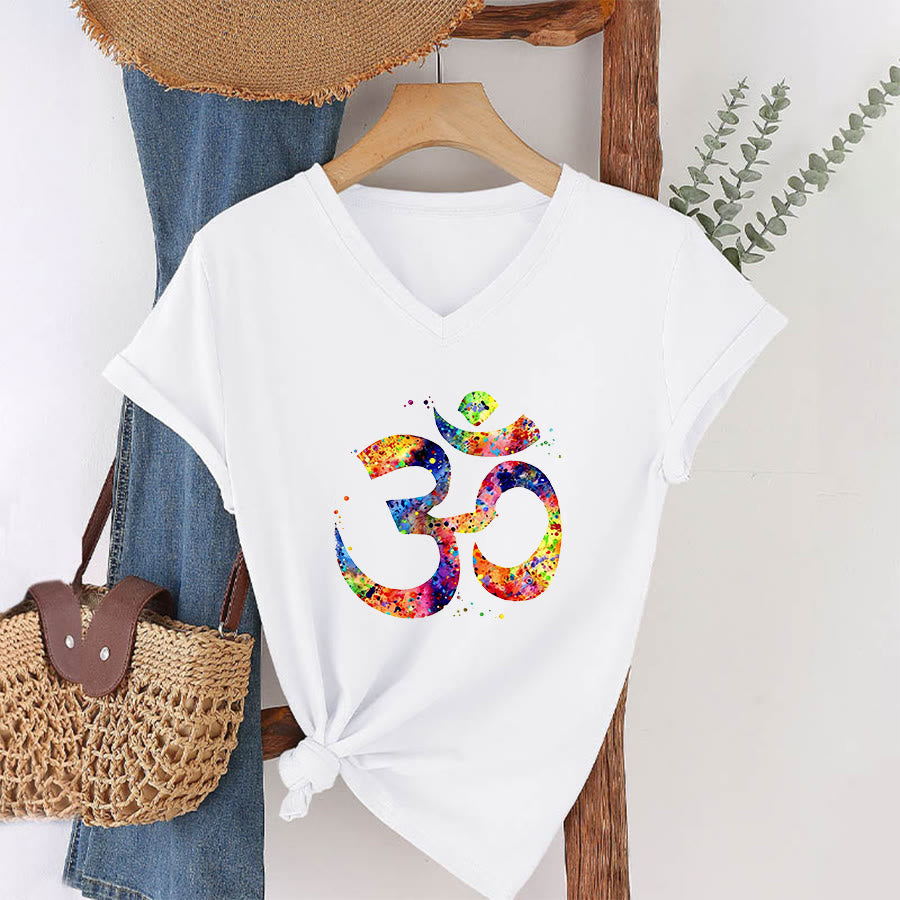 T-shirt Olivenorma con scollo a V e simbolo Om a schizzi di colore, realizzata con tecnica acquerello. - Bianco - 2XL - image 0