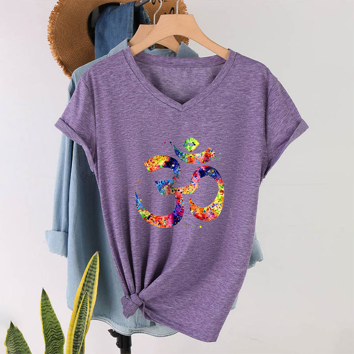 T-shirt Olivenorma con scollo a V e simbolo Om a schizzi di colore, realizzata con tecnica acquerello. - Viola - 2XL - image 36