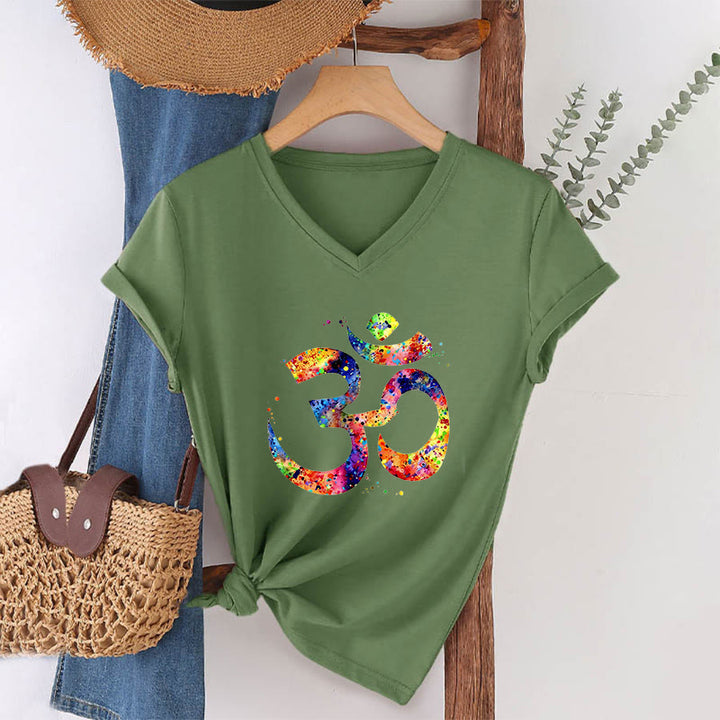 T-shirt Olivenorma con scollo a V e simbolo Om a schizzi di colore, realizzata con tecnica acquerello. - Verde oliva - 2XL - image 24