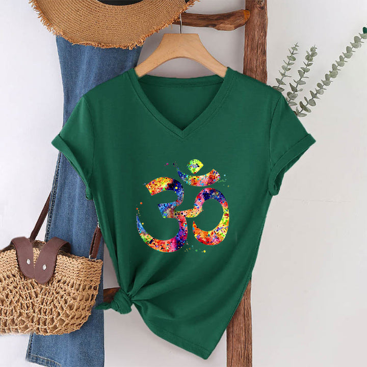T-shirt Olivenorma con scollo a V e simbolo Om a schizzi di colore, realizzata con tecnica acquerello. - Verde scuro - 2XL - image 21