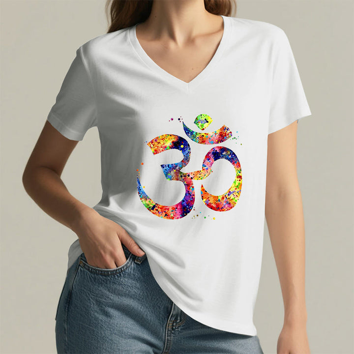 T-shirt Olivenorma con scollo a V e simbolo Om a schizzi di colore, realizzata con tecnica acquerello. - image 1