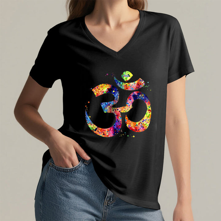 T-shirt Olivenorma con scollo a V e simbolo Om a schizzi di colore, realizzata con tecnica acquerello. - image 13