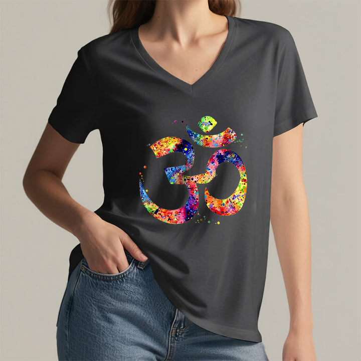 T-shirt Olivenorma con scollo a V e simbolo Om a schizzi di colore, realizzata con tecnica acquerello. - image 16
