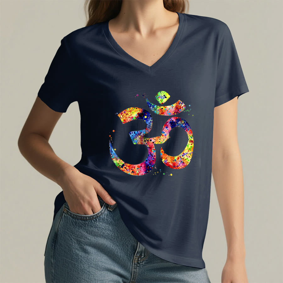 T-shirt Olivenorma con scollo a V e simbolo Om a schizzi di colore, realizzata con tecnica acquerello. - image 19
