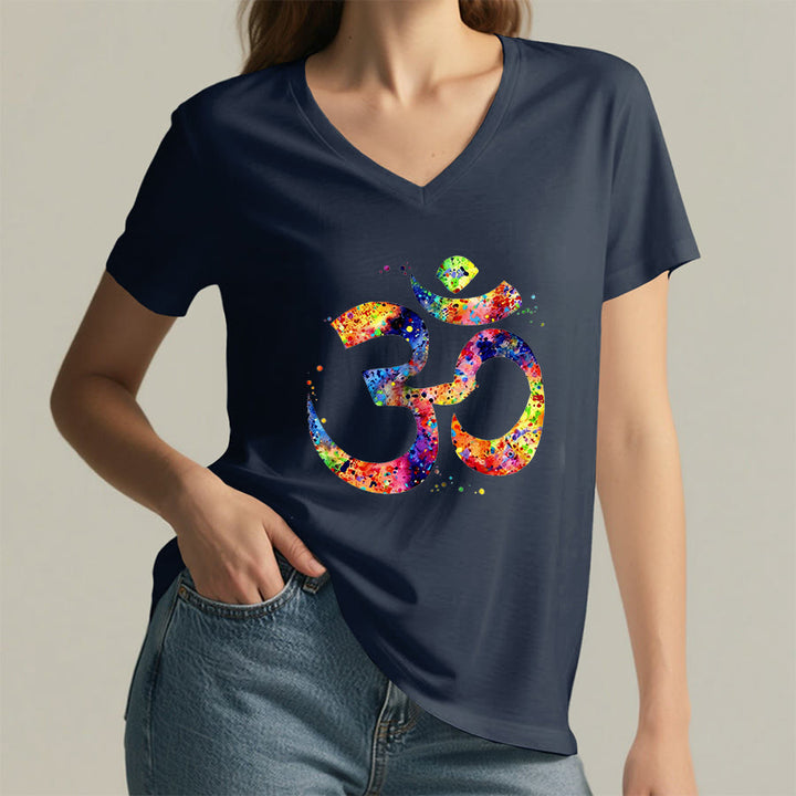 T-shirt Olivenorma con scollo a V e simbolo Om a schizzi di colore, realizzata con tecnica acquerello. - image 19