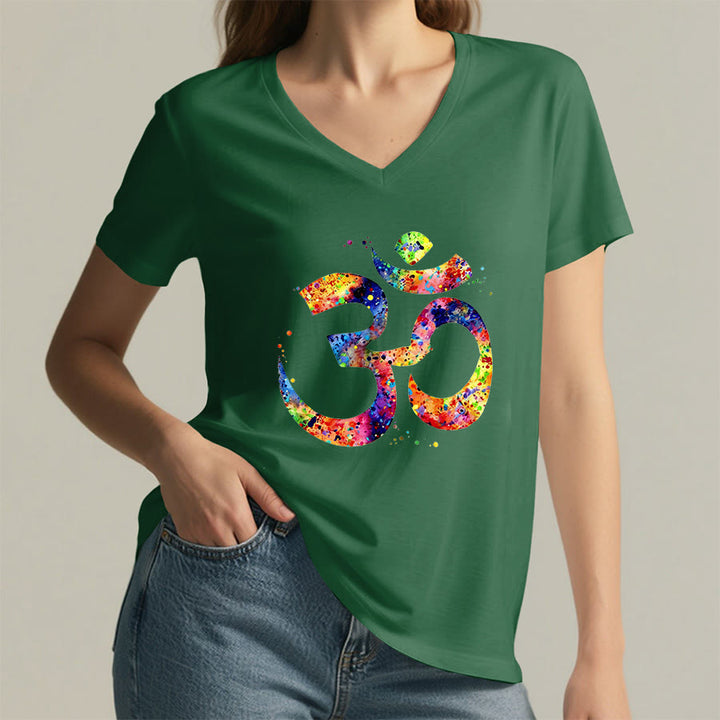 T-shirt Olivenorma con scollo a V e simbolo Om a schizzi di colore, realizzata con tecnica acquerello. - image 22