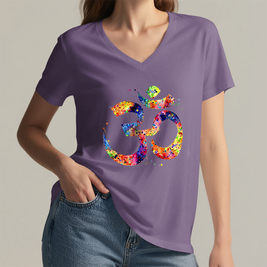 T-shirt Olivenorma con scollo a V e simbolo Om a schizzi di colore, realizzata con tecnica acquerello. - image 37