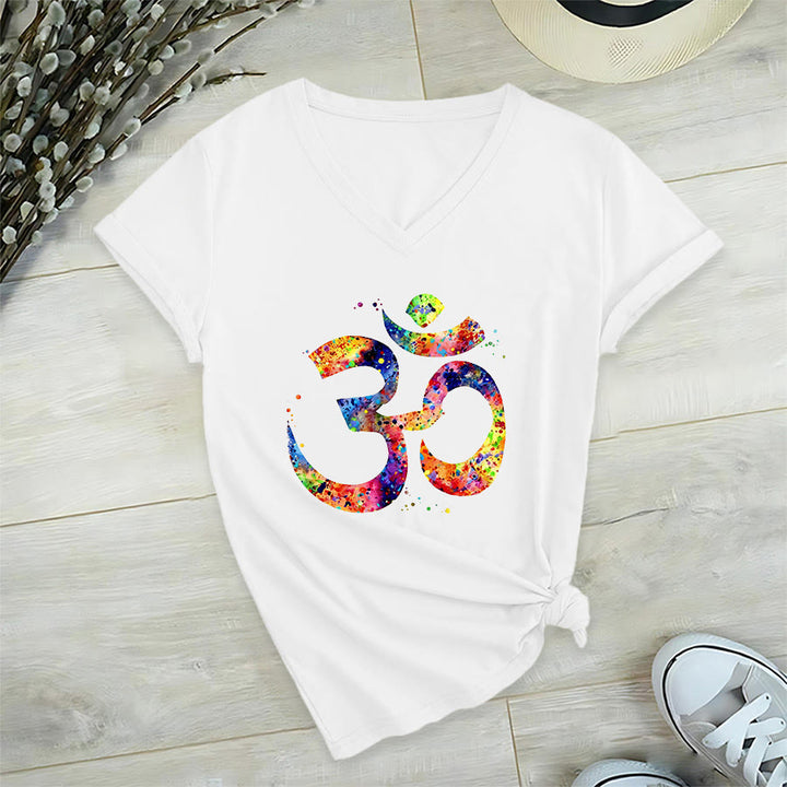 T-shirt Olivenorma con scollo a V e simbolo Om a schizzi di colore, realizzata con tecnica acquerello. - image 2