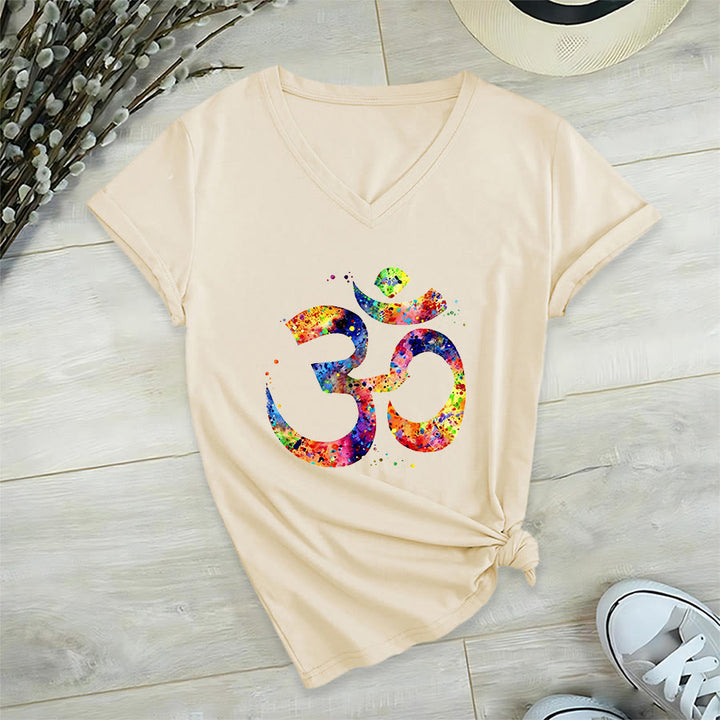 T-shirt Olivenorma con scollo a V e simbolo Om a schizzi di colore, realizzata con tecnica acquerello. - image 5