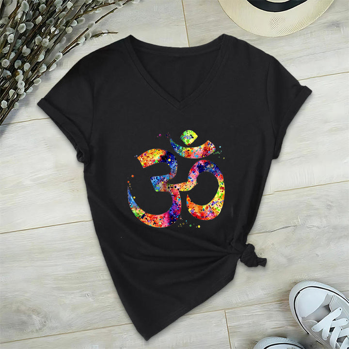 T-shirt Olivenorma con scollo a V e simbolo Om a schizzi di colore, realizzata con tecnica acquerello. - image 14