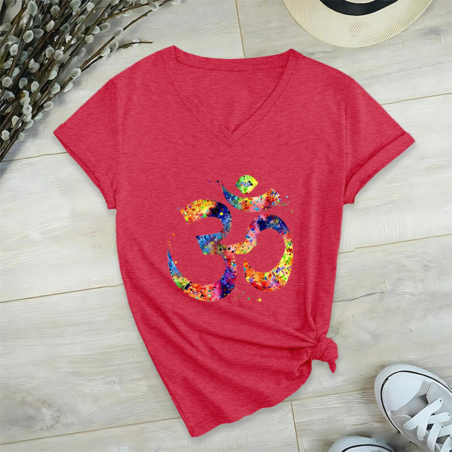 T-shirt Olivenorma con scollo a V e simbolo Om a schizzi di colore, realizzata con tecnica acquerello. - image 29