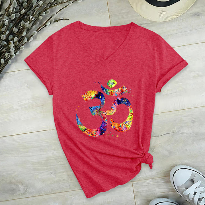 T-shirt Olivenorma con scollo a V e simbolo Om a schizzi di colore, realizzata con tecnica acquerello. - image 29