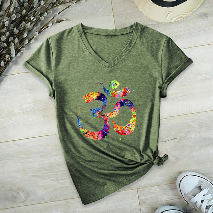 T-shirt Olivenorma con scollo a V e simbolo Om a schizzi di colore, realizzata con tecnica acquerello. - image 26