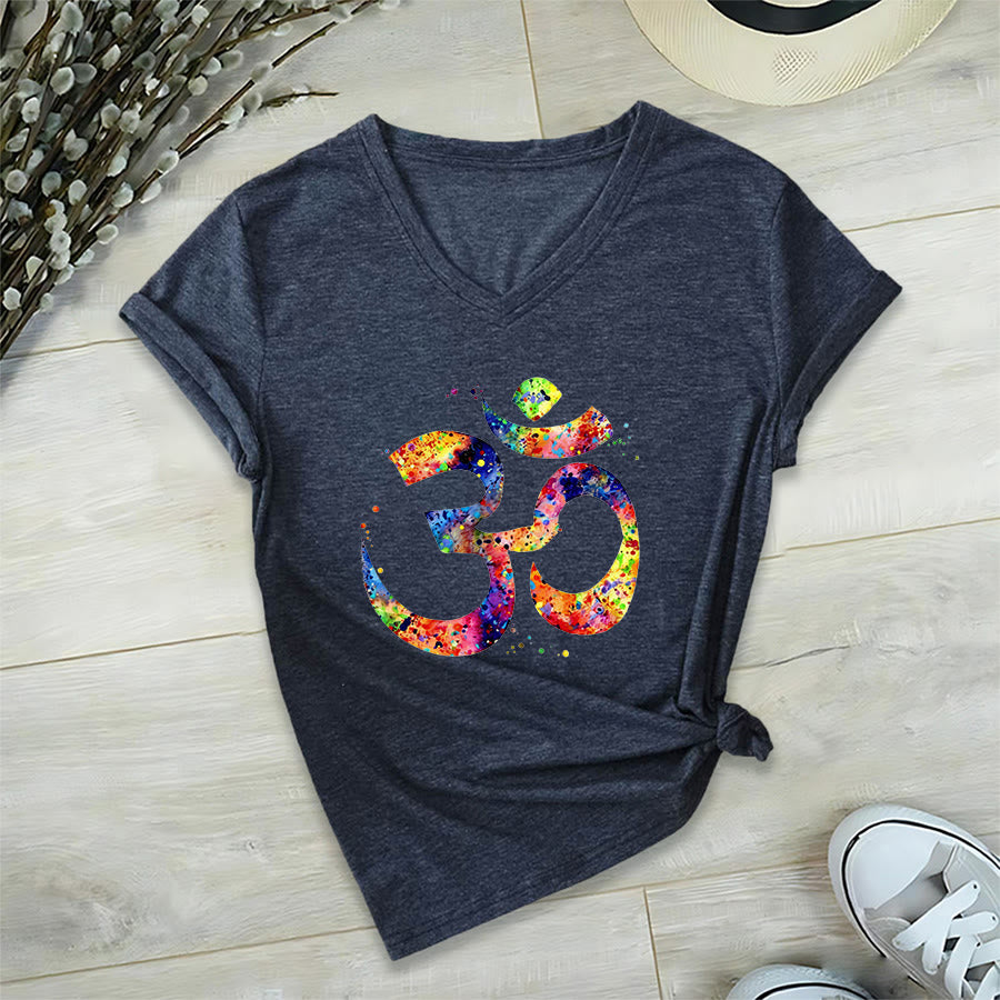 T-shirt Olivenorma con scollo a V e simbolo Om a schizzi di colore, realizzata con tecnica acquerello. - image 20