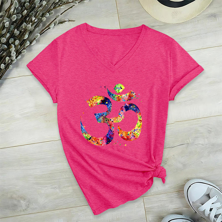 T-shirt Olivenorma con scollo a V e simbolo Om a schizzi di colore, realizzata con tecnica acquerello. - image 35
