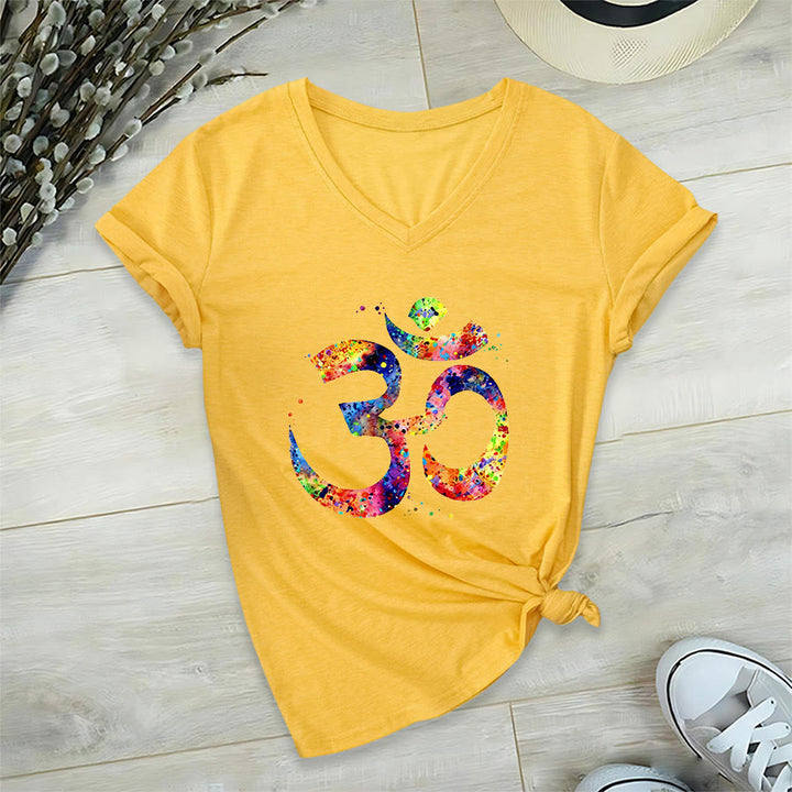 T-shirt Olivenorma con scollo a V e simbolo Om a schizzi di colore, realizzata con tecnica acquerello. - image 32
