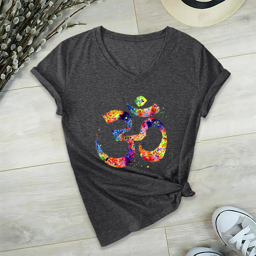 T-shirt Olivenorma con scollo a V e simbolo Om a schizzi di colore, realizzata con tecnica acquerello. - image 17