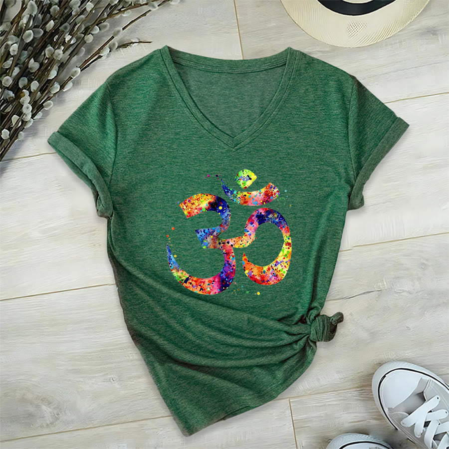 T-shirt Olivenorma con scollo a V e simbolo Om a schizzi di colore, realizzata con tecnica acquerello. - image 23