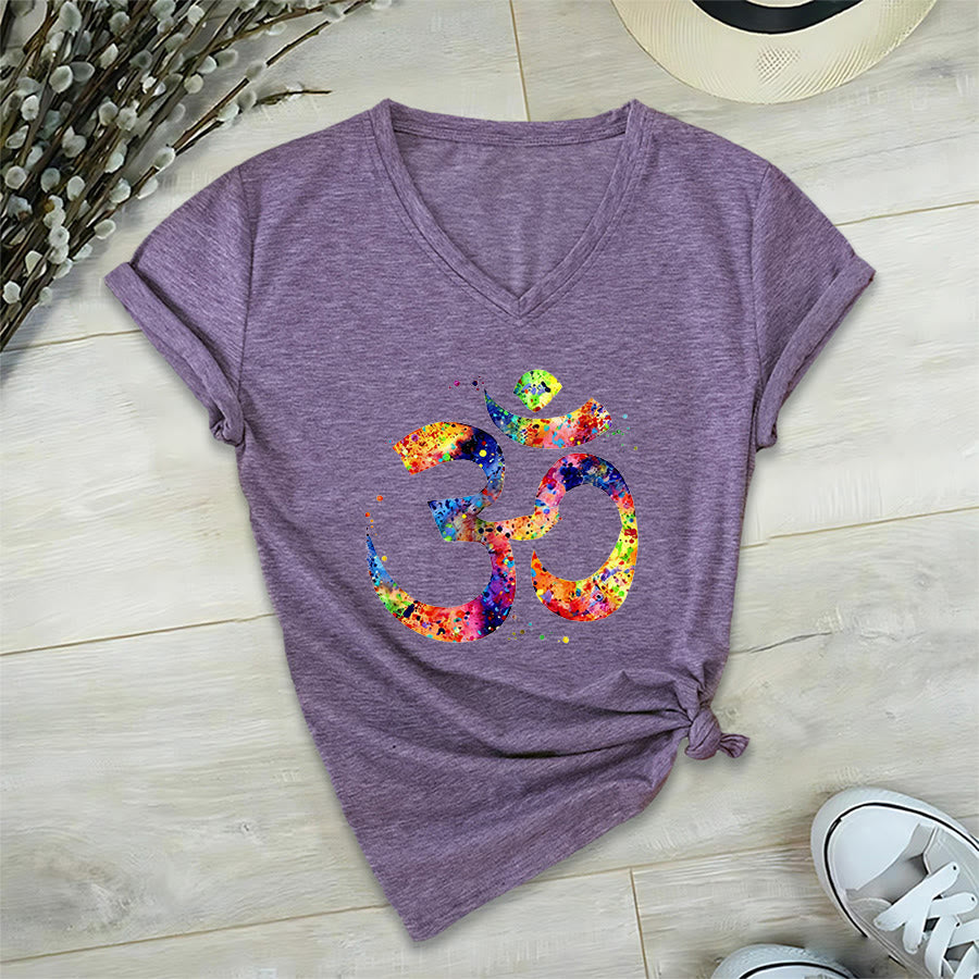 T-shirt Olivenorma con scollo a V e simbolo Om a schizzi di colore, realizzata con tecnica acquerello. - image 38