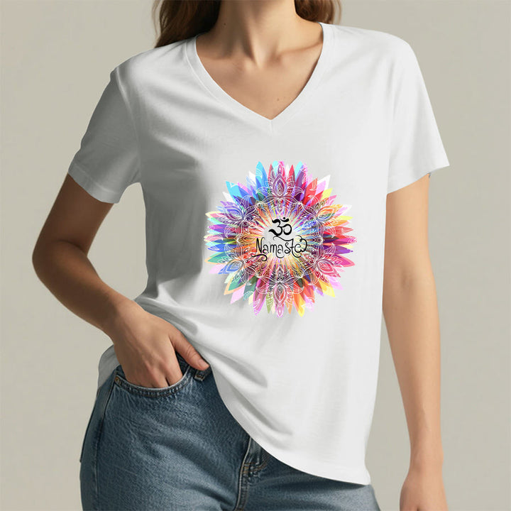 T-shirt con scollo a V ispirata al Mandala Om Namaste ispirata allo Zen Olivenorma - image 1