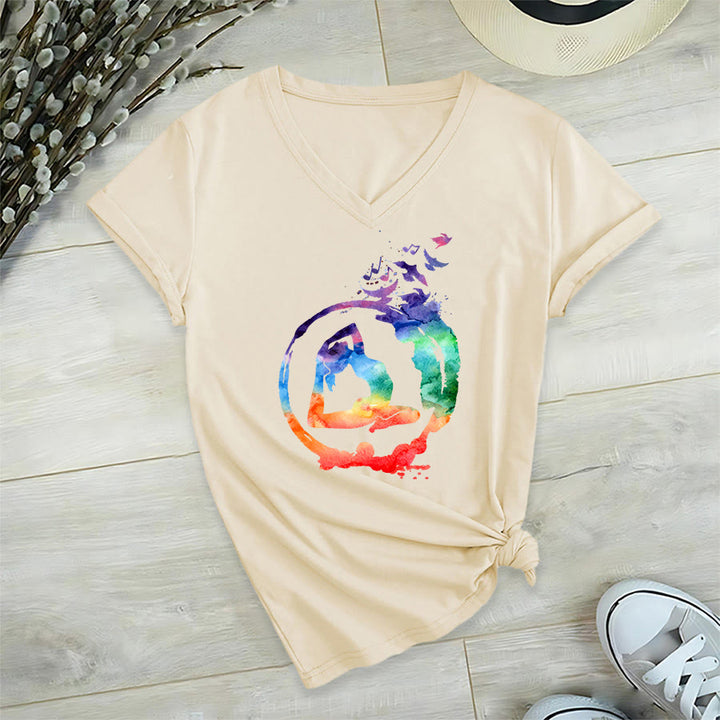 T-shirt Olivenorma con stampa di silhouette di pose yoga ad acquerello e uccelli, con scollo a V. - Cachi - 2XL - image 3
