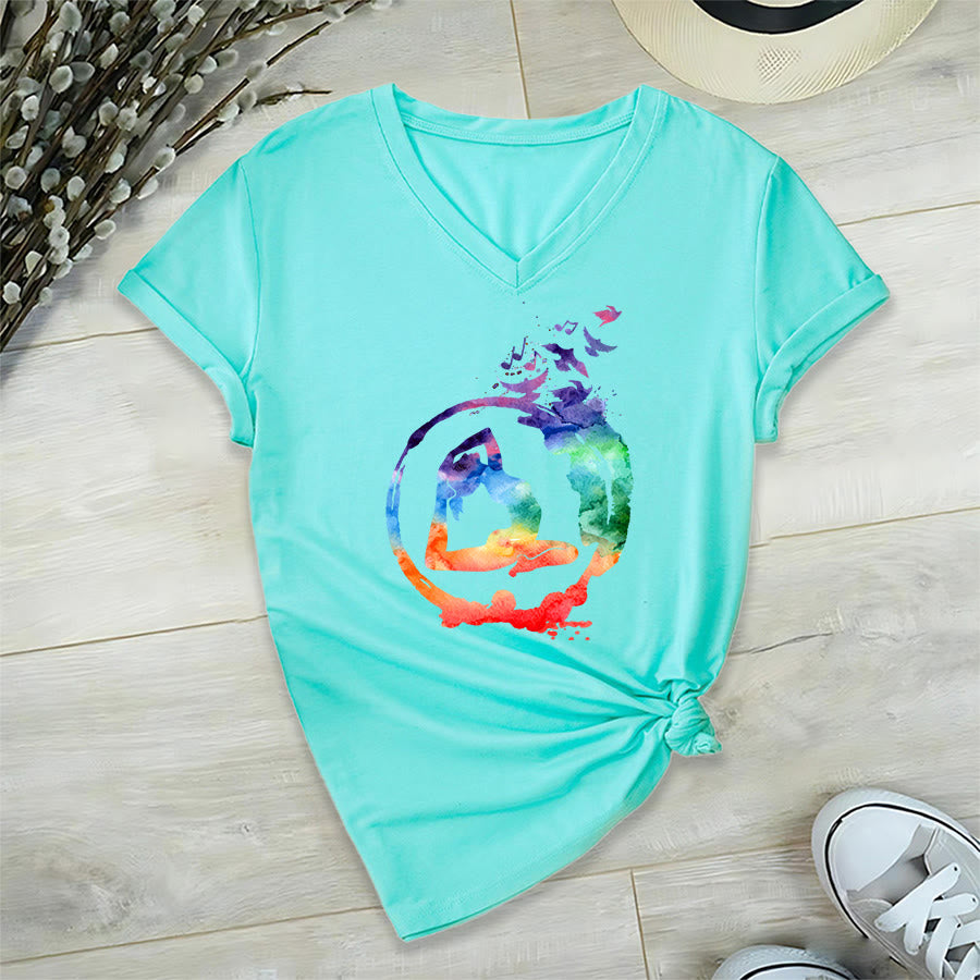 T-shirt Olivenorma con stampa di silhouette di pose yoga ad acquerello e uccelli, con scollo a V. - Lago Blu - 2XL - image 9