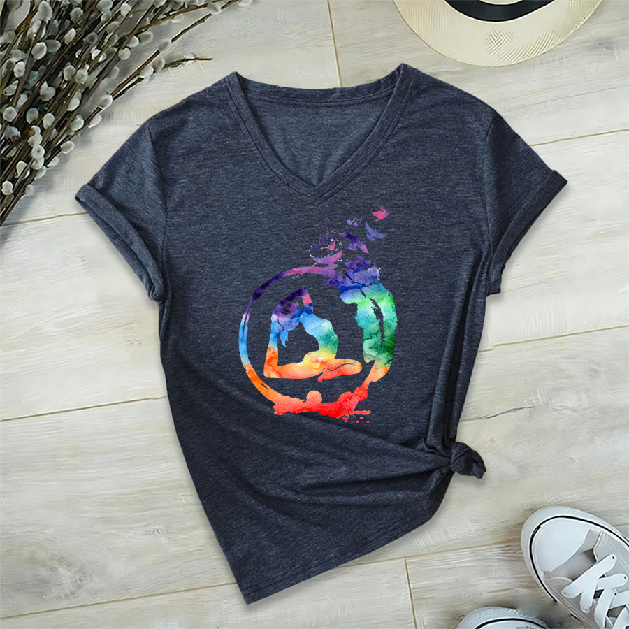 T-shirt Olivenorma con stampa di silhouette di pose yoga ad acquerello e uccelli, con scollo a V. - Blu navy - 2XL - image 0