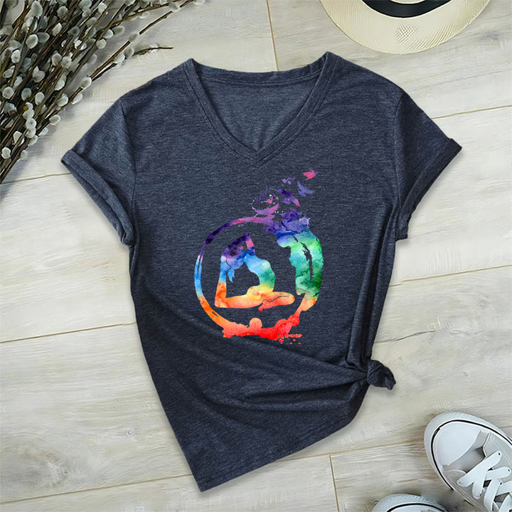 T-shirt Olivenorma con stampa di silhouette di pose yoga ad acquerello e uccelli, con scollo a V. - Blu navy - 2XL - image 0