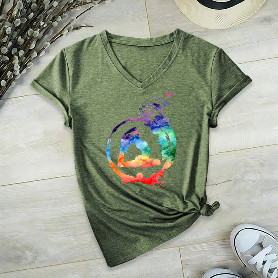 T-shirt Olivenorma con stampa di silhouette di pose yoga ad acquerello e uccelli, con scollo a V. - Verde oliva - 2XL - image 24