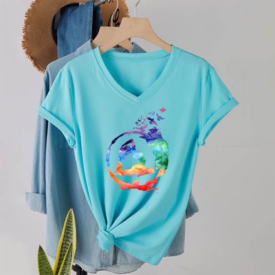T-shirt Olivenorma con stampa di silhouette di pose yoga ad acquerello e uccelli, con scollo a V. - image 10