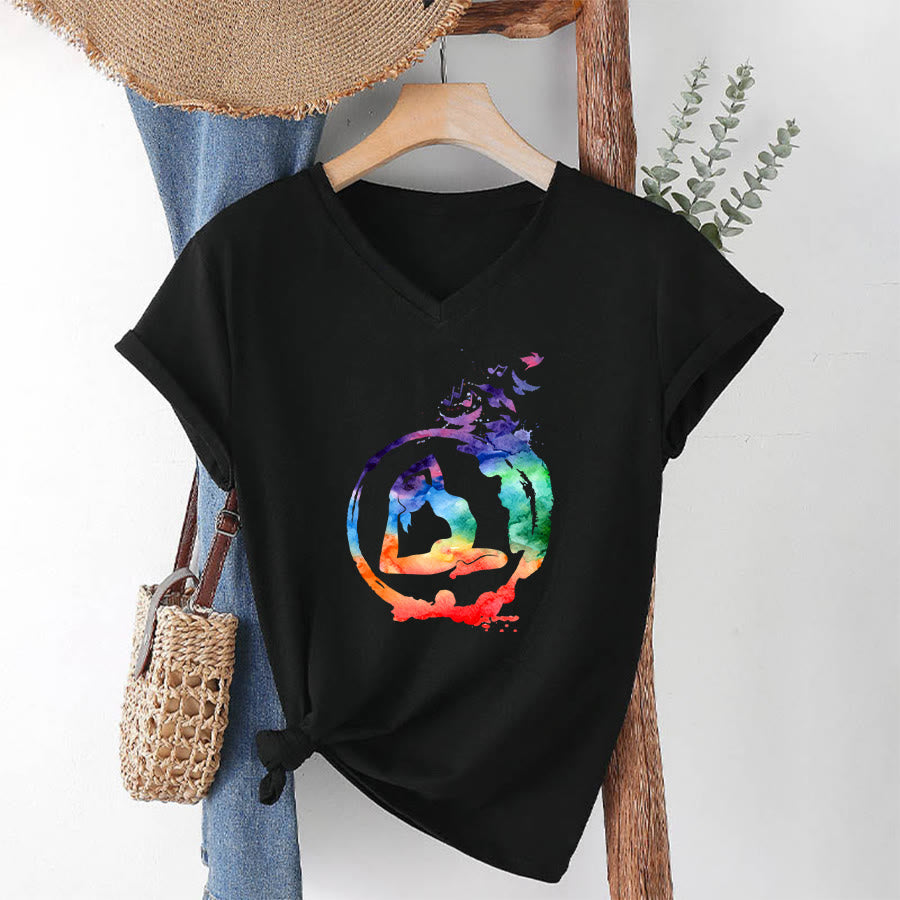 T-shirt Olivenorma con stampa di silhouette di pose yoga ad acquerello e uccelli, con scollo a V. - image 13